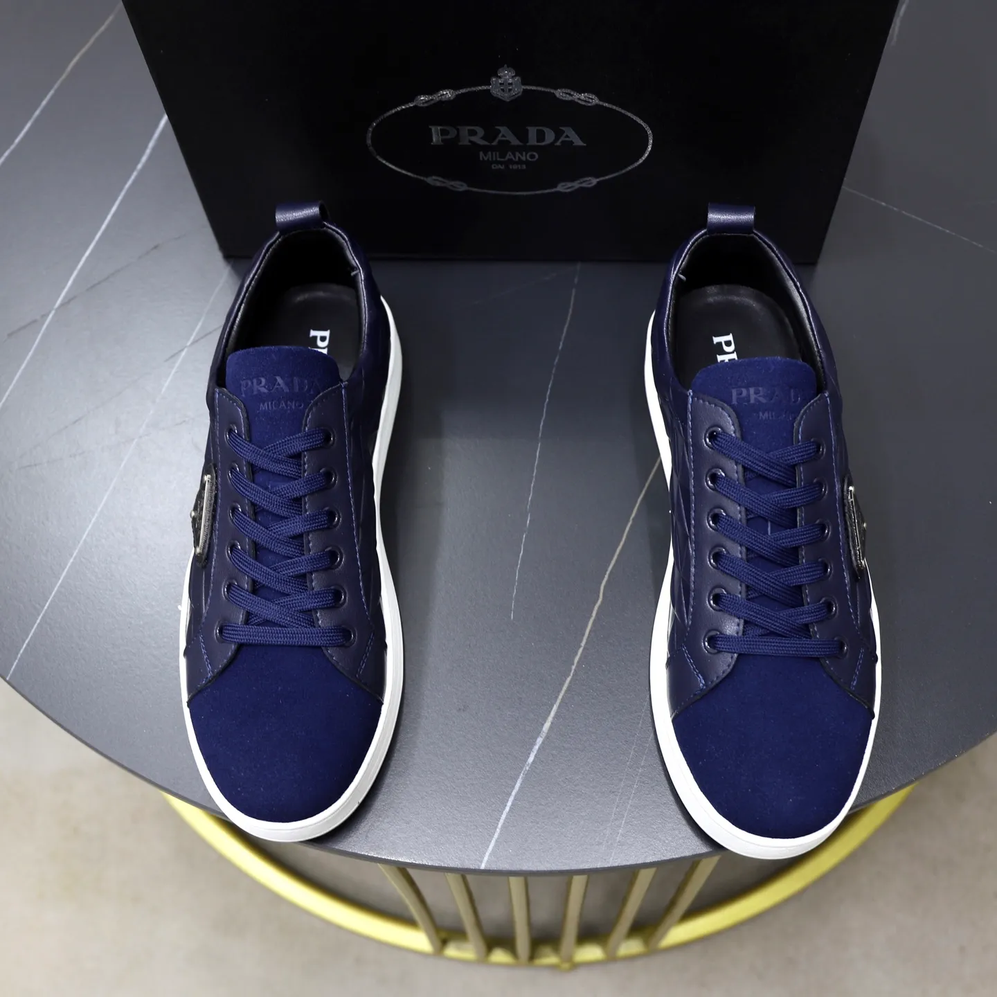 Ex-factory price: 420💰🙅‍♂️🙅‍♂️🙅‍♂️ Brand: PRADA Standard code: 38-44 (45 customized) Grade: Same as the official website Material: Original leather splicing Comfortable and breathable sheepskin lining Original wear-resistant outsole Style category: Men's fashion casual shoes Running sports shoes Distinguished luxury brand elements Top luxury Color: actual picture color